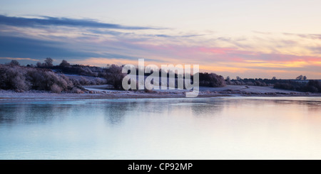 Tramonto su un serbatoio su un inverni molto freddi giorno, Northamptonshire, Regno Unito Foto Stock