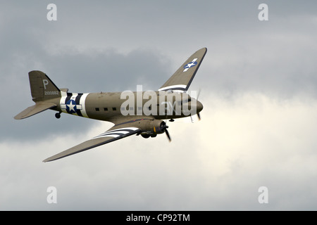 Douglas DC3 Dakota C-47 Skytrain) da D-Day in WW2 a Abingdon Airshow 2012. Foto Stock