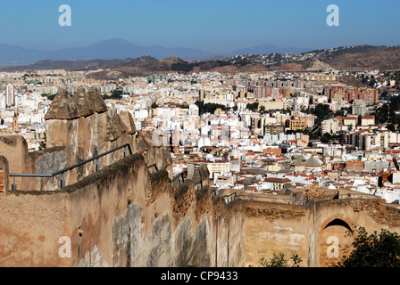 Castello di Gibralfaro (Castillo de Gibralfaro) merlature con vedute sopra la città, Malaga, Andalusia, Spagna, Europa occidentale. Foto Stock