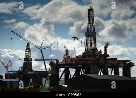 Impianti di trivellazione del petrolio al iFab impianto per la fabbricazione in Invergordon sul Cromarty Firth dwarf case del borgo Foto Stock