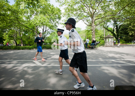 Metropolitan poliziotti uniti da altri Regno Unito ufficiali eseguite nel Central Park di New York Foto Stock