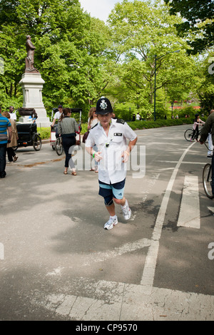 Metropolitan poliziotti uniti da altri Regno Unito ufficiali eseguite nel Central Park di New York Foto Stock