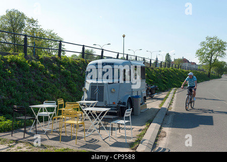 Mobile bar e cafe nella vecchia Citroen carrello sul fiume Vistola bank a Varsavia, Polonia Foto Stock