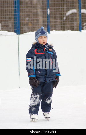 Little Boy è stare avanti e relux. Egli stanco di giocare su pattini Foto Stock