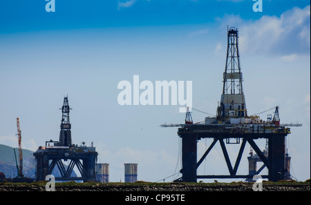 Impianti di trivellazione del petrolio al iFab impianto per la fabbricazione in Invergordon sul Cromarty Firth dwarf case del borgo Foto Stock