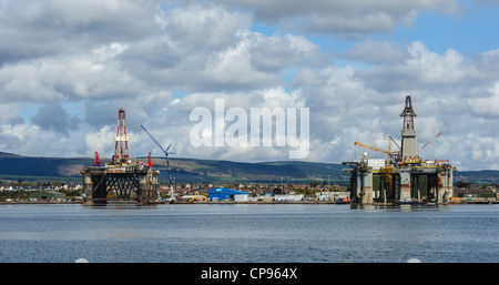 Impianti di trivellazione del petrolio al iFab impianto per la fabbricazione in Invergordon sul Cromarty Firth dwarf case del borgo Foto Stock