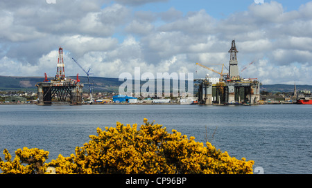 Impianti di trivellazione del petrolio al iFab impianto per la fabbricazione in Invergordon sul Cromarty Firth dwarf case del borgo Foto Stock