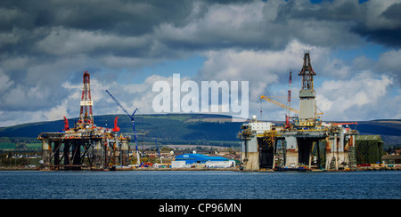 Impianti di trivellazione del petrolio al iFab impianto per la fabbricazione in Invergordon sul Cromarty Firth dwarf case del borgo Foto Stock