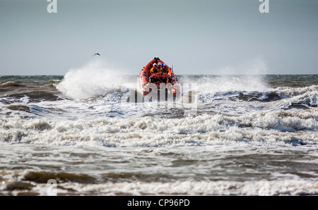 Una scialuppa di salvataggio lancia dalla spiaggia di Blackpool, Regno Unito Foto Stock