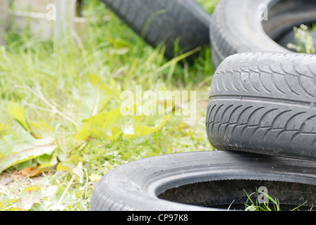 Usato, oggetto di dumping pneumatici per auto. Copia dello spazio. Foto Stock