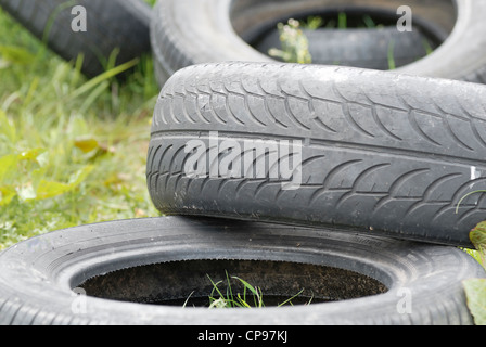 Usato, oggetto di dumping pneumatici per auto. Copia dello spazio. Foto Stock