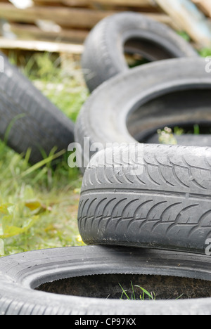 Usato, oggetto di dumping pneumatici per auto. Copia dello spazio. Foto Stock