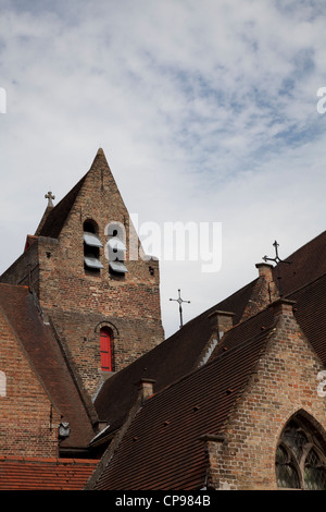 La sezione di Onze-Lieve-Vrouwekerk (la chiesa di Nostra Signora) più croci che adornano il tetto Bruge Belgio Foto Stock