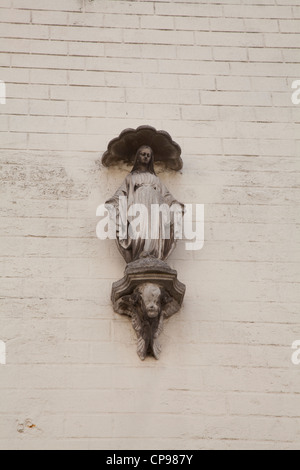 Vergine Maria statuetta su bianco muro di mattoni Bruge Belgio Foto Stock