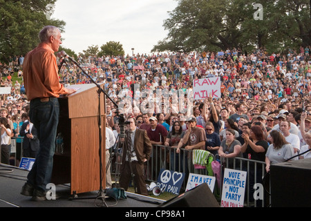 Aprile 26th, 2012: presidenziale repubblicano speranzoso Ron Paul parla al LBJ Library dell'Università del Texas ad Austin campus Foto Stock