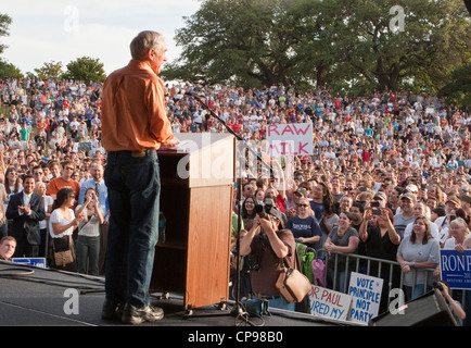 Aprile 26th, 2012: presidenziale repubblicano speranzoso Ron Paul parla al LBJ Library dell'Università del Texas ad Austin campus Foto Stock