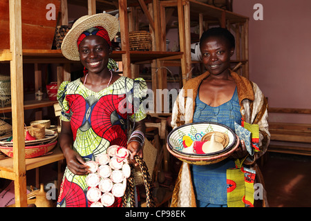 Due donna ruandese mostrano esempi di artigianato tradizionale dal Rwanda. Foto Stock