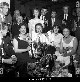 I calciatori di Wolverhampton Wanderers che celebrano la Coppa fa 1960 vincono al Cafe Royal con le loro mogli. LtoR Peter Broadbent, George Showell, Jimmy Murray, Des Horne, Malcolm Finlayson. Calciatori mogli partner Gran Bretagna 1960 celebrazione festa Foto Stock