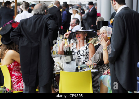 Ladies day at Royal Ascot Berkshire, Inghilterra Foto Stock