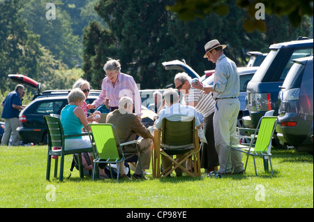 Pic nic in area di parcheggio all'evento sportivo Foto Stock