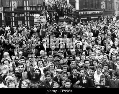 Una folla di gente che acclamava i 1960 FA Cup vincitori Wolverhampton Wanderers sul loro ritorno in trionfo per le strade di Wolverhampton Foto Stock