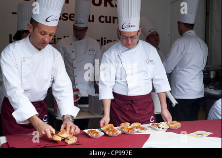 Parigi, Francia - Curry Wurst, cucina tipica tedesca fatta di salsiccia e salsa al curry con pane. Foto Stock