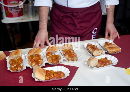 Parigi, Francia - Curry Wurst, cucina tipica tedesca fatta di salsiccia e salsa al curry con pane. Foto Stock