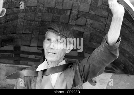 Eustace Rogers Ironbridge Coracle maker nel 1981 morì nel 2003 (nato nel 1914) l'ultimo della famiglia di produttori locali di coracle. FOTO DI DAVID BAGNALL Foto Stock