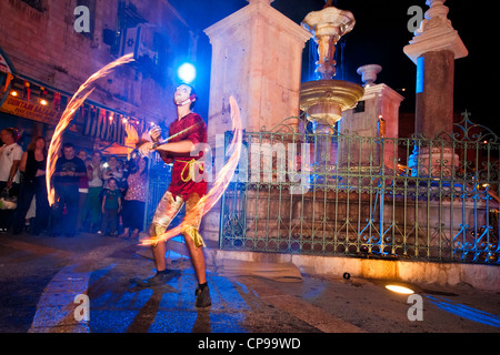 Gerusalemme,Israele. Un ballerino esegue con incendi presso la Fontana Muristan Square nella città vecchia durante il festival 2010 di luce Foto Stock