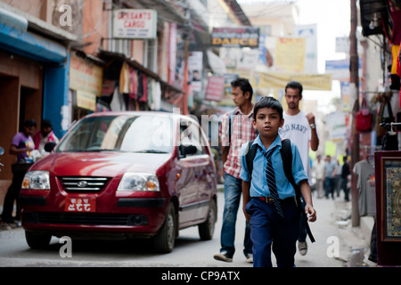 Giovane ragazzo andare a scuola a piedi in Nepal Kathmandu Foto Stock