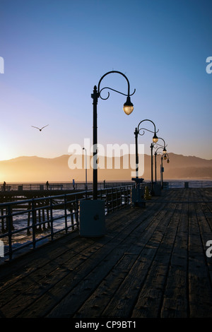 Lampioni sul molo di Santa Monica in California al tramonto. Foto Stock