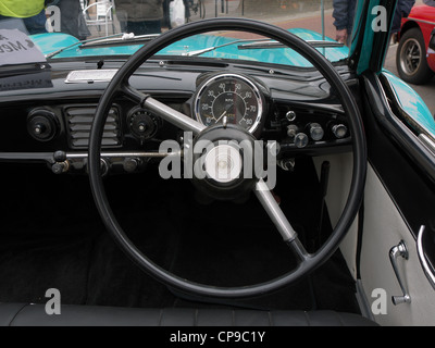 Il volante di un cruscotto di una Austin Metropolitan Foto Stock
