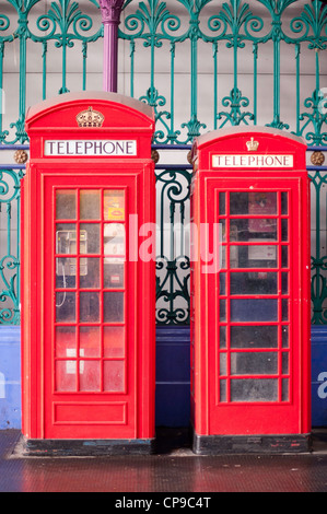 Coppia di inglesi tradizionali cabine telefoniche Foto Stock