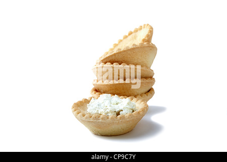 Pasticcini con formaggio morbido isolata su uno sfondo bianco Foto Stock