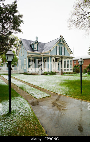 Casa vittoriana, inizio maggio tormenta, centro storico cittadino, piccolo paese di montagna di salida, Colorado, STATI UNITI D'AMERICA Foto Stock