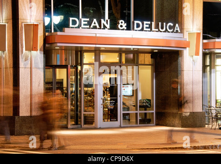 Dean e Deluca gourmet food store nel centro cittadino di Charlotte, NC, Carolina del Nord, di notte. Foto Stock