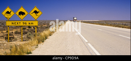 Attraversamento della fauna selvatica segno su Eyre Highway, Sud Australia Foto Stock