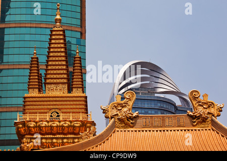 Templi dorati draghi Roof Top Jing An Tranquility Tempio cinese di Shanghai più ricco tempio buddista a Shanghai Foto Stock