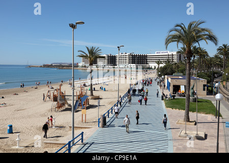 La spiaggia e il lungomare di Alicante in Spagna Foto Stock