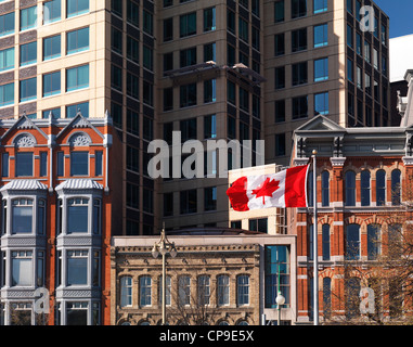 Volare nel vento bandiera del Canada. Centro cittadino di Ottawa, Ontario, Canada. Foto Stock