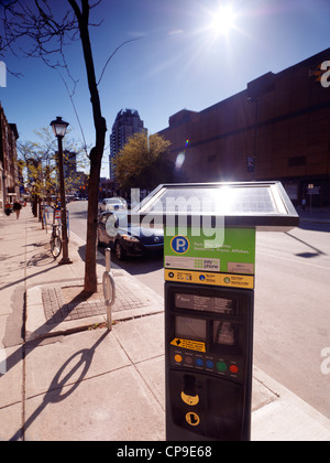Energia solare misuratore di parcheggio su una strada di Ottawa, Ontario, Canada. Foto Stock