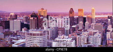 Licenza disponibile alle MaximImages.com:00 - Vista panoramica del centro di Montreal, Montreal Centre-Ville skyline durante il tramonto. Quebec, Canada. Foto Stock