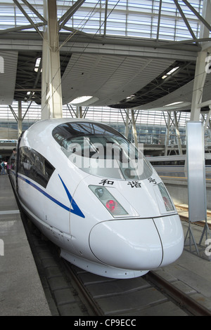 Il nuovo treno ad alta velocità in corrispondenza della piattaforma di Pechino stazione ferroviaria Sud in Cina Foto Stock