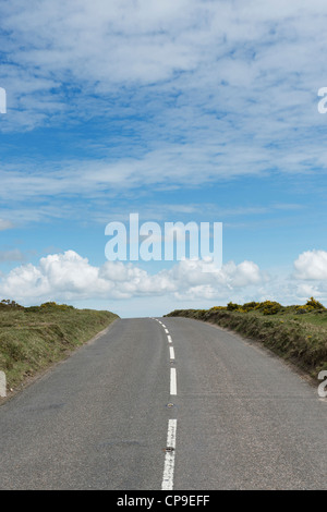 Strada sopra il Parco Nazionale di Dartmoor, Devon, Inghilterra Foto Stock