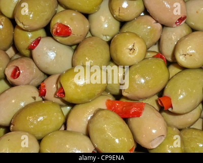 Peperoncini rossi e olive Foto Stock