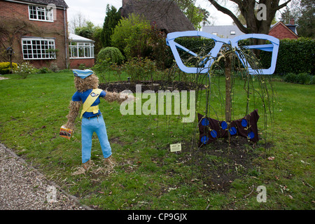 The scarecrow Festival al villaggio Urchfont Foto Stock