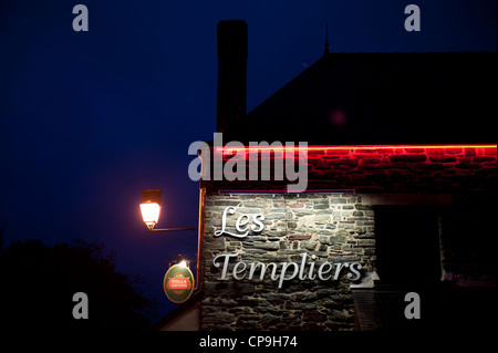 Segno luminoso di un bar tradizionale vicino al porto di Messac-Guipry sul fiume Vilaine in Bretagna, Francia Foto Stock