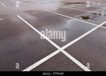 Vuoto spazi per il parcheggio auto in un giorno di pioggia, Nottinghamshire, England, Regno Unito Foto Stock