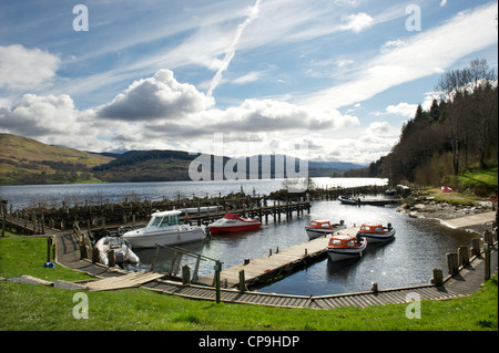 Barche sul Loch Tay nei pressi del villaggio di Killin, Scozia Foto Stock