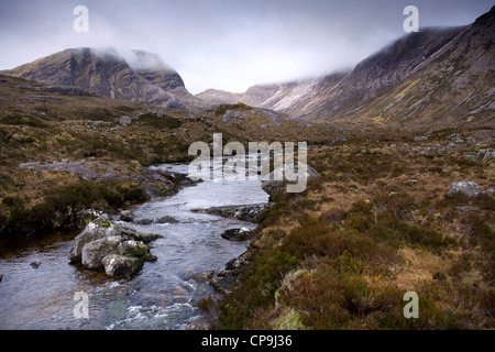 La ricerca del fiume Tana verso la Munro Beinn Mhor Liath Foto Stock